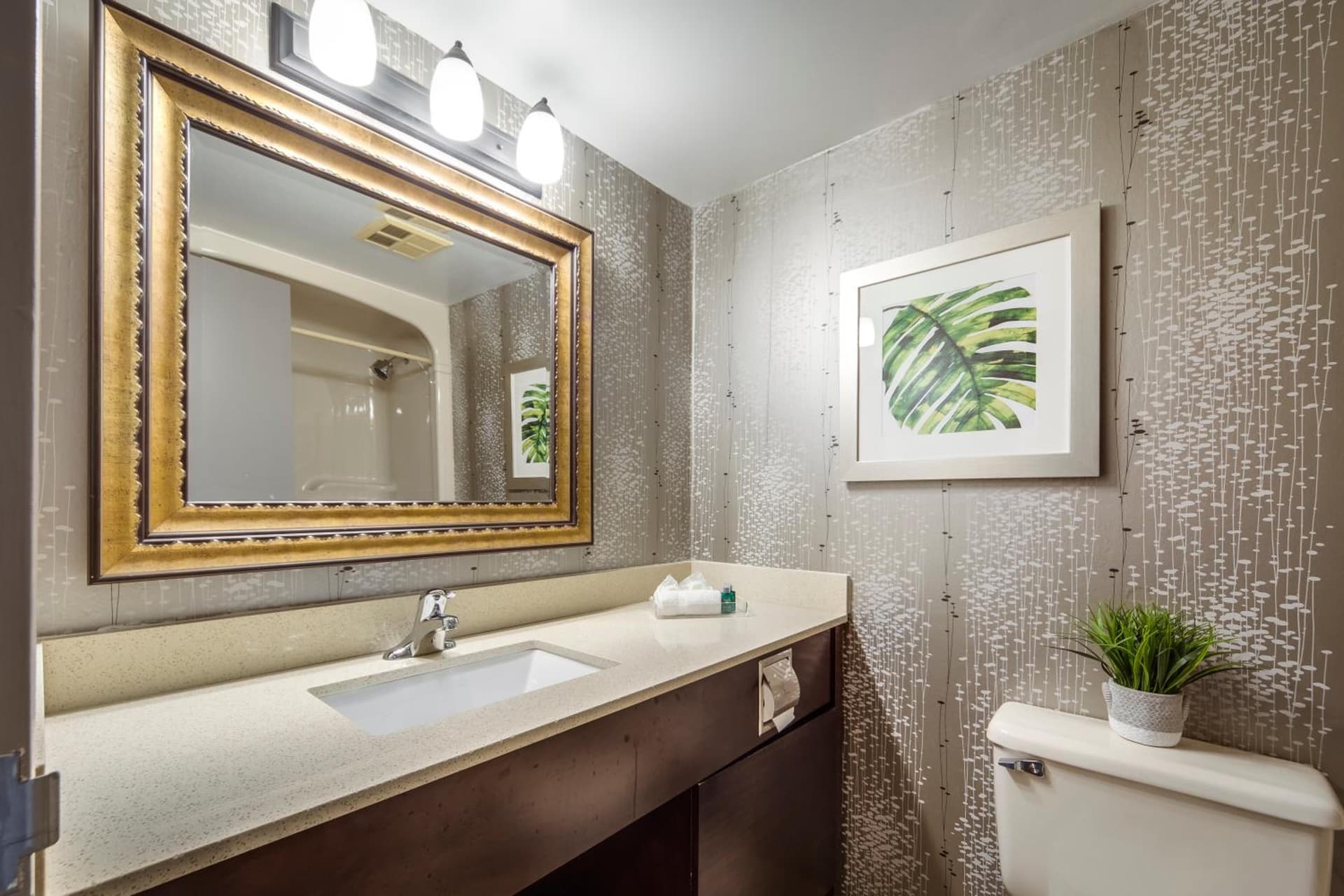 Monte Carlo Inn Airport Suites