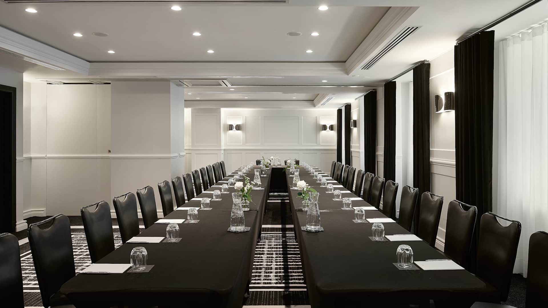 Vogue Hotel Montreal Downtown, Curio Collection by Hilton