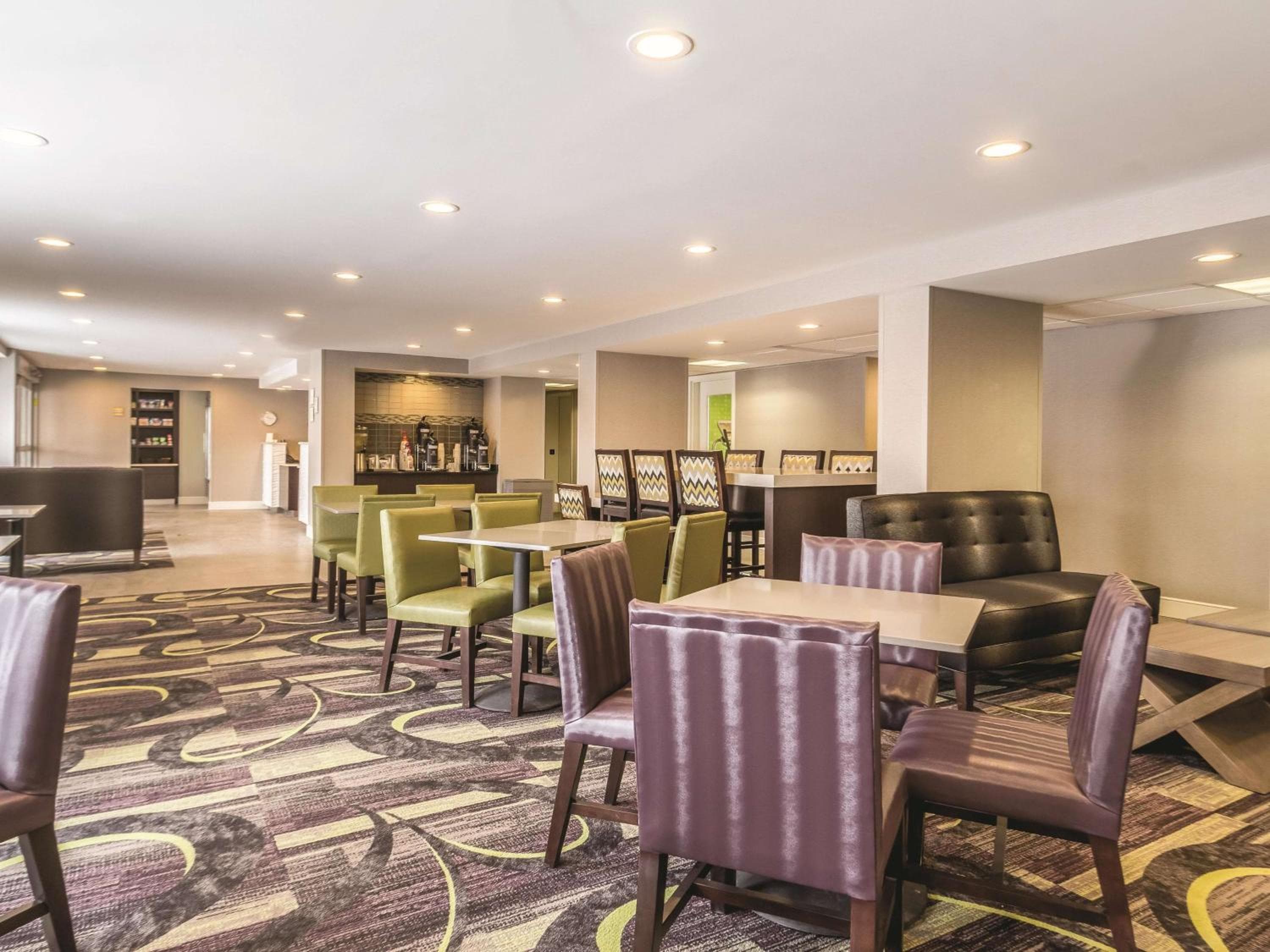 La Quinta Inn & Suites by Wyndham Cleveland - Airport North