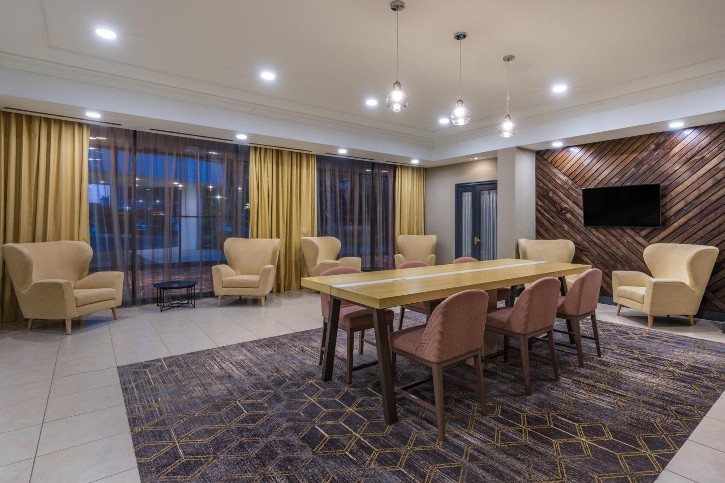 Holiday Inn and Suites Pittsfield-Berkshires